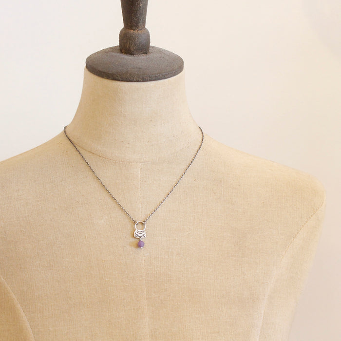 A mannequin wearing the lepidolite jolie necklace