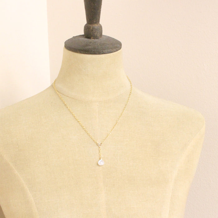 A mannequin wearing the moonstone gold lariat necklace