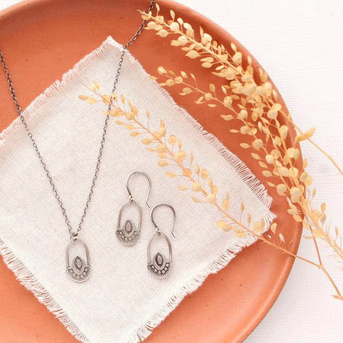 The wanderer hoop set styled on an orange plate with linen and dried grass