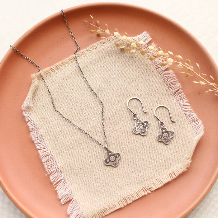 The mini talara set styled on a red plate with linen and dried grass