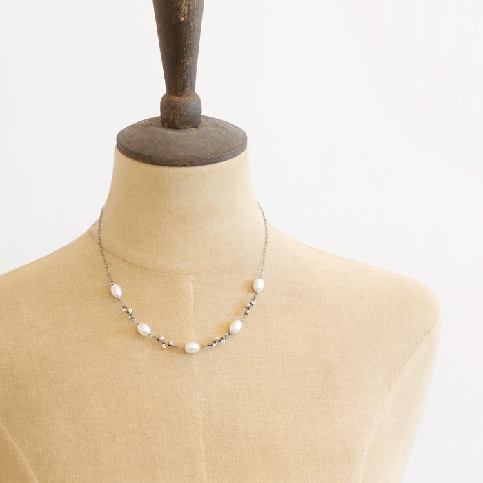 A mannequin wearing the pearl bud vine necklace