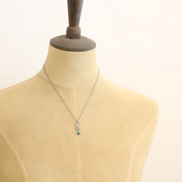A mannequin wearing the turquoise jolie necklace